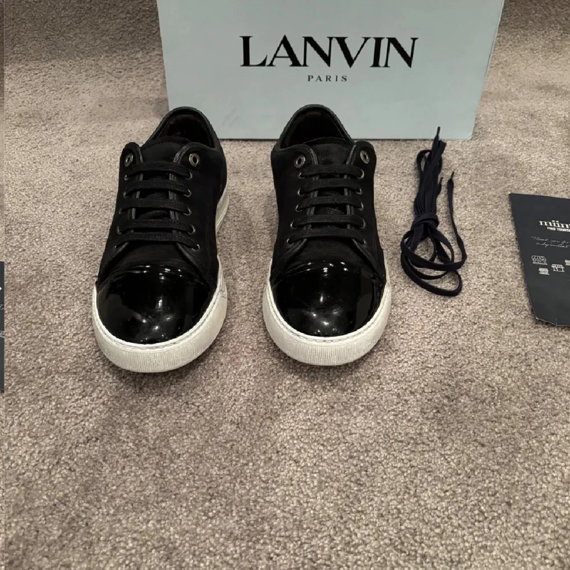 Svarta sneakers från Lanvin med lackdetalj - 2