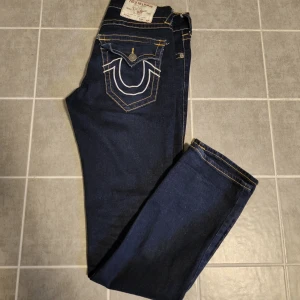 True Religion  jeans mörkblå - Säljer true religion jeans Mått- Ytterben - 107cm Innerben - 80cm Benöppning - 19cm Mått vid lår - 26cm Midja - 39cm  Skriv vid frågor!!