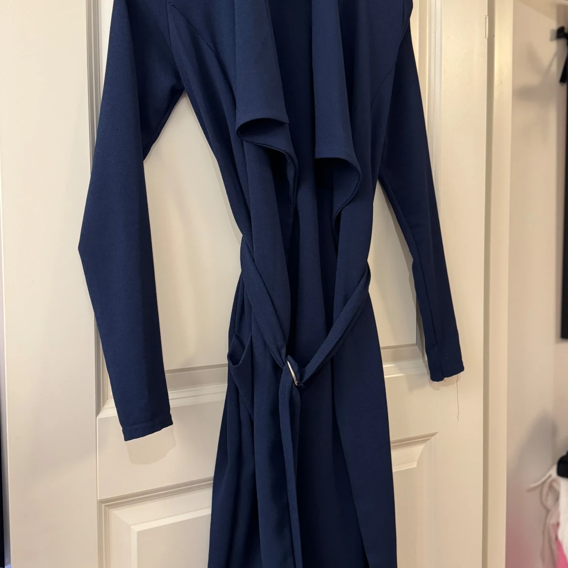 Marinblå långklänning med bälte - 2