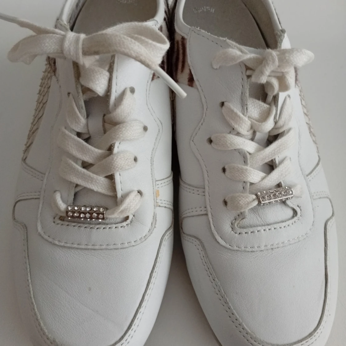 Vita sneakers med zebramönster och glitter - 1