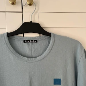 Ljusblå t-shirt från Acne Studios - Superfin Acne studios T-shirt som tyvärr är för liten för min kille.   I princip helt ny! Storlek M.