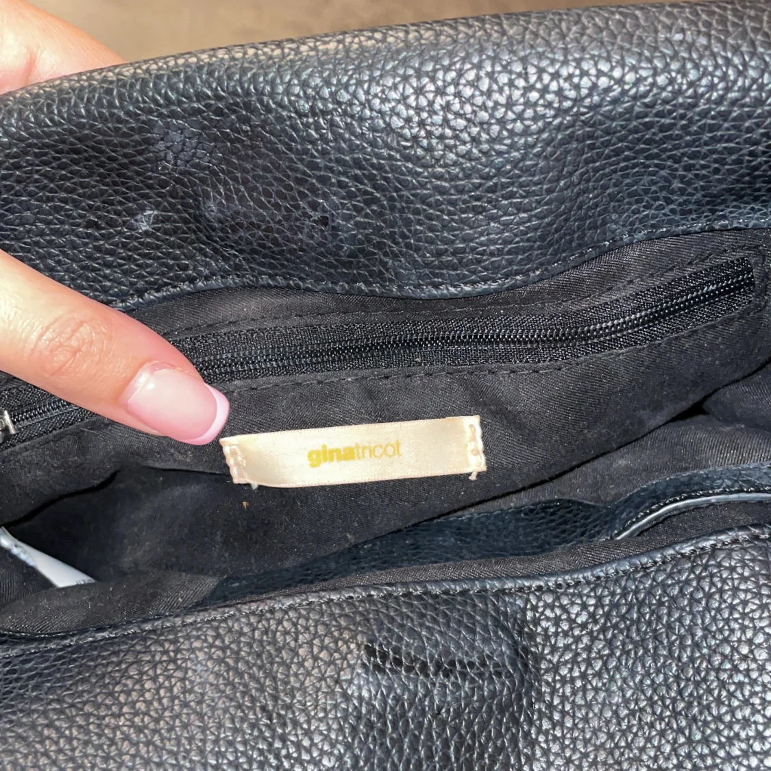 Svart axelväska med kedja från Gina Tricot - 1