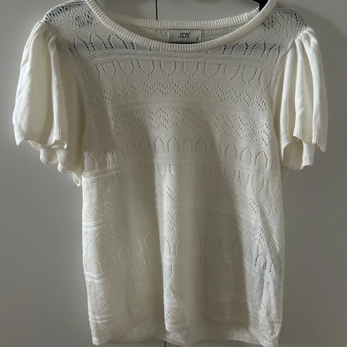 Vit stickad blus från JDY