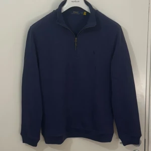 Ralph Lauren - Ralph Lauren Half-Zip Tröja. Storlek M. I jätte bra skick utan defekt. Skickar alltid samma eller nästa dag. Skriv från privat för mer information.