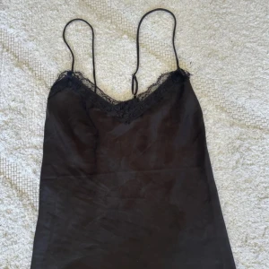 Nattlinne - Nattlinne i svart med spets runt från Gina Tricot.  Jag finns tillgänglig i Skövde, Borås & Värnamo om ni vill mötas istället för att betala frakt🙈❤️🥰