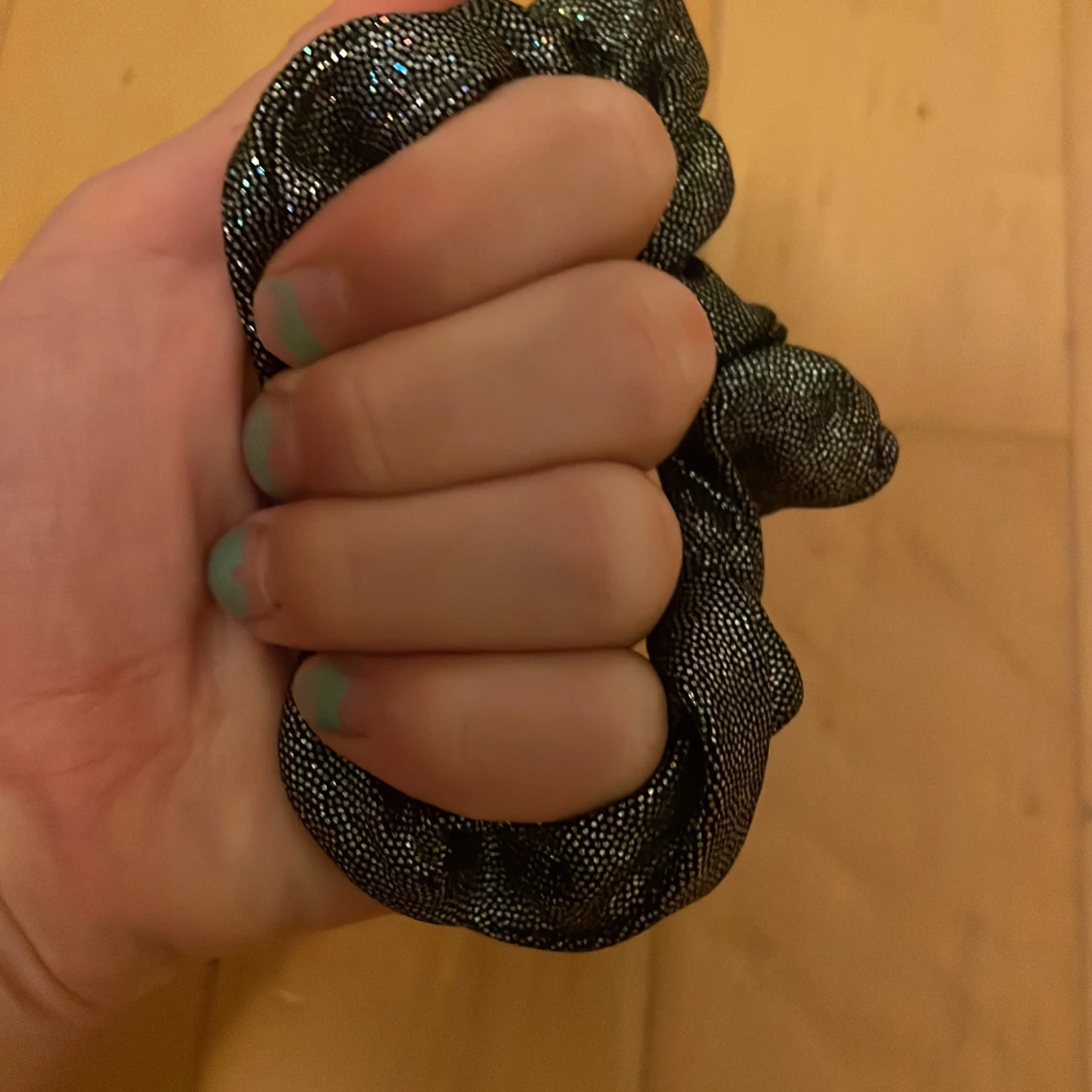 Glittrigt svart scrunchie - 1