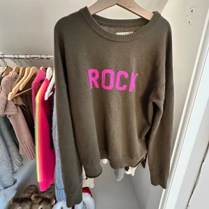 stickad Zadig tröja🩷 - jättebra skick! använd fåtal gånger❣️