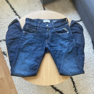 Replay Blue Jeans - Tjena👋 Säljer nu dessa riktigt feta Replay jeans köpta från CareOfCarl för 1499kr💸 Dem säljs nu då dem inte används längre🙌 Byxorna är W29 L32 och Anbass Slim Fit📏 Jeansen har ett väldigt najs material och sitter bra👍 Vid mått/frågor: Meddela oss📩