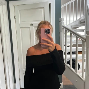 Off shoulder topp - Super fin ribbstickad off shoulder topp ifrån h&m. Stl S