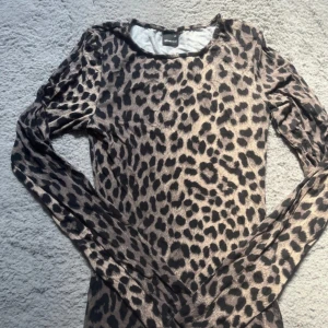 Leopard tröja - Lågärmad leopard tröja, använd en gång!