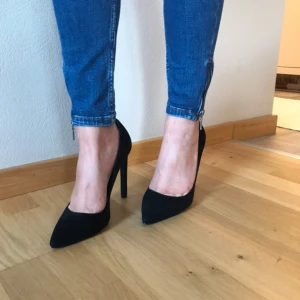 Klackskor - Svarta klackskor från Nelly, storlek 37 men passar 36.