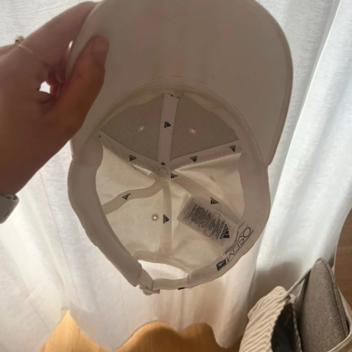 Vit keps från Adidas med svarta ränder - 2