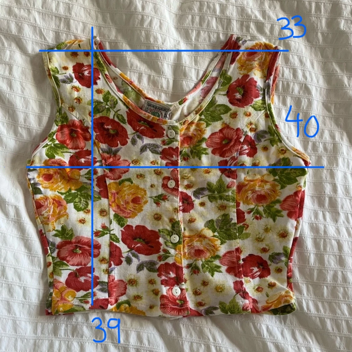 Blommig ärmlös linnetopp med knappar - 1