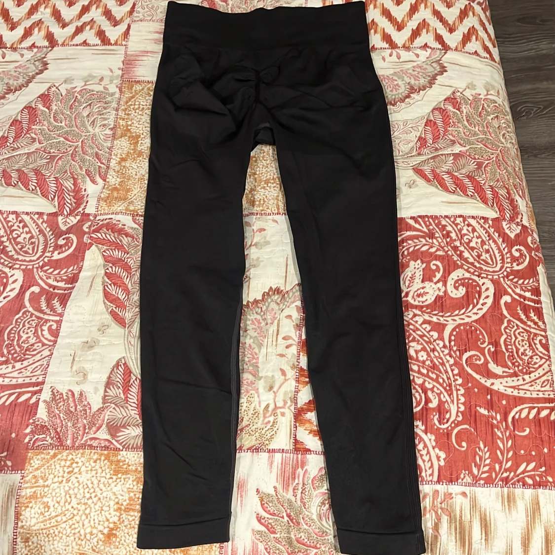 Mörkgråa leggings med skrunch i rumpan  - 1