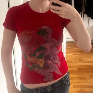 Röd Ed Hardy t-shirt med tryck - Vintage röd t-shirt från Ed Hardy i storlek S