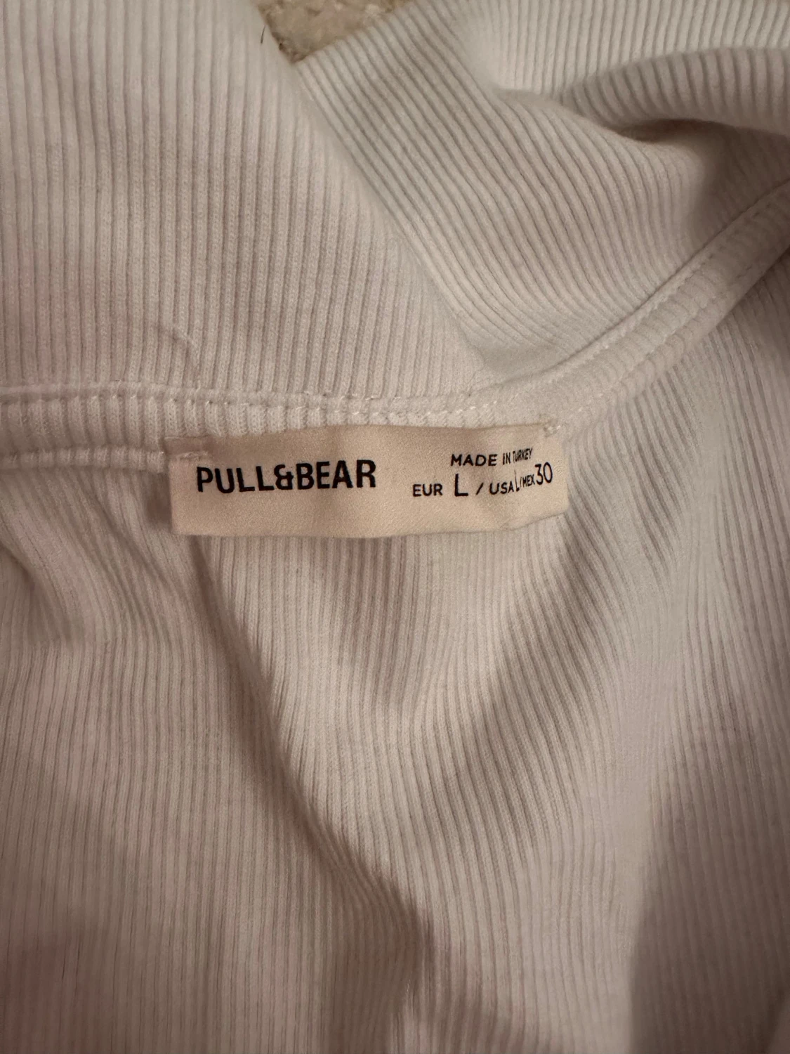 Vit ribbad polotopp från Pull&Bear