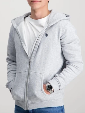 Grå hoodie från U.S. Polo Assn - Snygg grå hoodie från U.S. Polo Assn med dragkedja och huva. Tröjan har två fickor framtill och ett mörkblått broderat logomärke på bröstet. Tillverkad i mjuk bomullsblandning som är varm och skön mot huden. Perfekt för chill dagar och streetwear. Lätt att matcha med typ vad som helst. Helt ny och oanvänd, alla lappar finns kvar. Skriv vid minsta fundering!