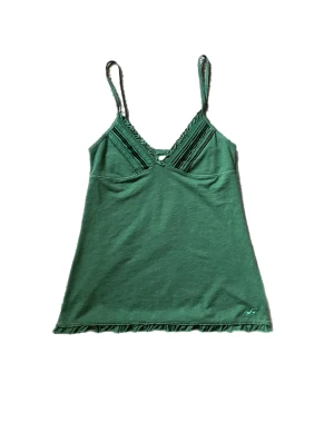 Hollister linne - Världens sötaste gröna linne med fina detaljer från äldre hollister. Storlek s och liten i storlek, skulle säga att den passar bäst om man har mindre byst. Jag har vanligtvis s för referens. Mycket bra skick, aldrig använd av mig! Använd köp nu💚