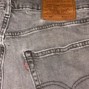 Levis jeans  - Grå Levis jeans, bra skick 