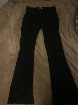 Svarta bootcut jeans från Ginatricot  - Svarta jeans från Ginatricot  i storlek 38.  Jeansen är i formen bootcut och är tillverkade i ett stretchigt denimtyg som sitter snyggt och bekvämt. Bra skick.
