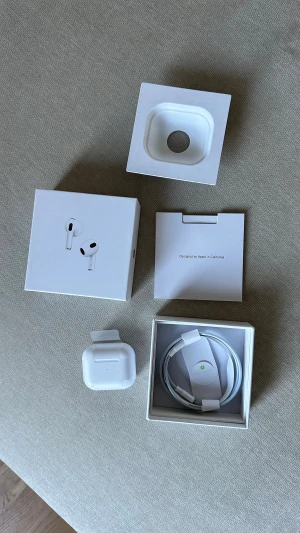 AirPods 3 gen oanvända  -  Säljer mina helt nya och oanvända Apple AirPods. De är original och i nyskick.  Modell: AirPods 3 generation  Artikelnummer: finns på bilden  Serienummer finns på förpackningen och kan visas som bevis på äkthet.  CE märkt som bevis på äkthet  Inget är använt och allt som följer med från start ingår.  Skickas ordentligt packat.  Hör av dig om du vill se fler bilder eller undrar något!