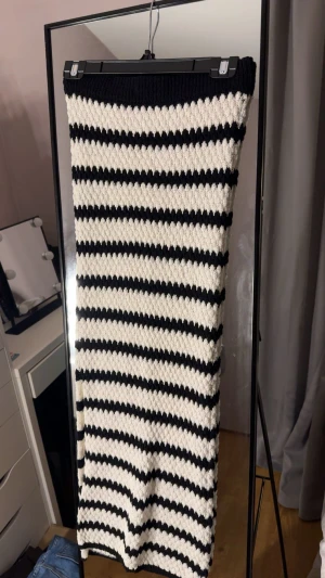 Stickad kjol  - Säljer denna stickade kjolen med slits på sidan. Kjolen är använd få tal gånger så den är i bra skick💗