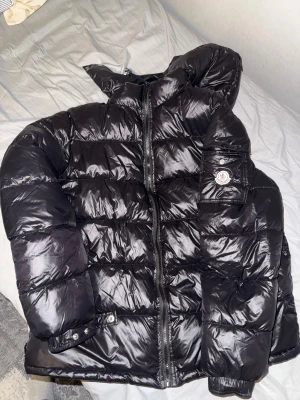 Moncler  - Svart jacka Moncler Maya. Om ni vill veta mer så skriv!