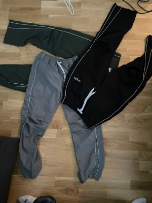 Oversized gym byxor  - Oversized gym kläder. Fint skick och använt ett fler antal gånger. Storlek är M och är lite oversized och är perfekta för gymmet. Kvalitet på byxorna 8/10. Fler frågor kan jag besvara! Alla 3 byxor ingår!