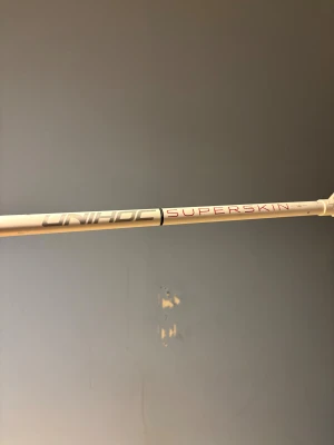 UNIHOC Superskin Flex26 innebandyklubba - Innebandy klubba använd i en tredjedels säsong ser kanske inte så jättefin ut men är väldigt bra för allround användning både för skott och försvarsspel tåll mycket. Passningsspel är toppen för Både offensivt och defensivt spel./96cm/126Gram