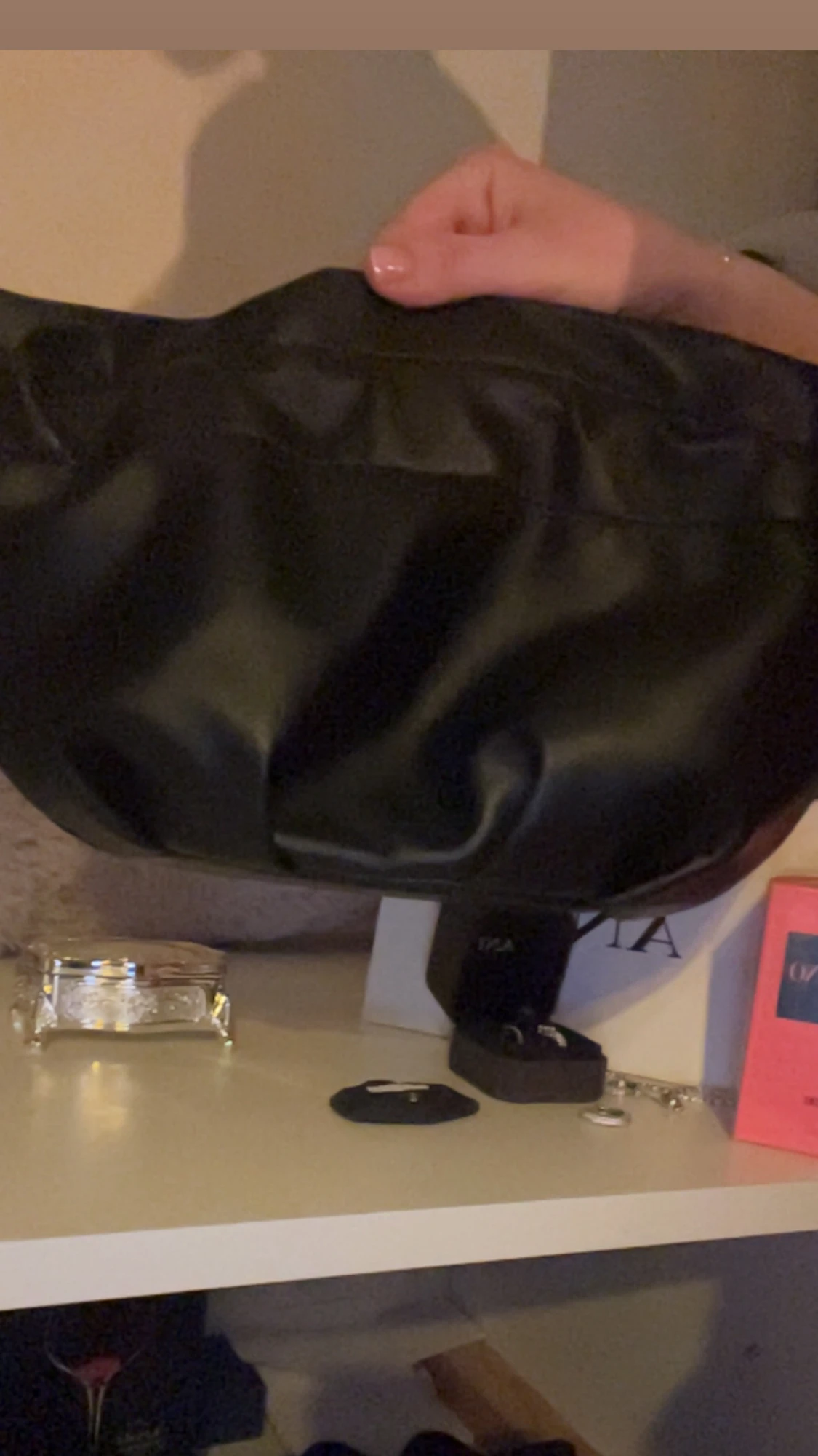 Svart handväska i skinnimitation - 1