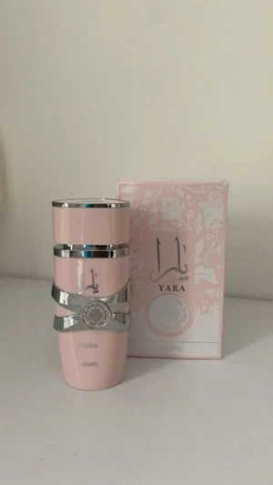 Yara parfym från Lattafa - Trendig parfym med snygg design och lyxig känsla. Finns i både rosa och vit flaska. Volym: 100ml. Perfekt för dig som vill sticka ut med en unik flaska i samlingen.