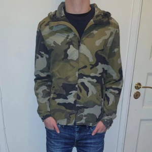 Woolrich Cardigan Camouflage - Hej, säljer denna eftertraktade Vintage Woolrich Cardigan som är slutsåld överallt. - Tröjan är sparsamt använd och har inga synbara defekter - Storlek: M men sitter som S/M - Nypris: 6500 - mitt pris: 2299 kr. - Hör av dig vid minsta fundering, Först till kvarn! 