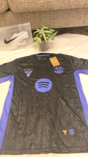 Barca tröja X kobe bryant - En fin Barca tröja collab med kobe bryant kom pv för mer information!