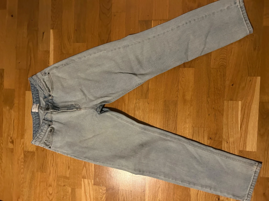 Ljusblå raka jeans från Grunt - 1