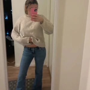 Blå bootcut jeans med låg midja  - Säljer ett par jeans som tyvärr inte kommer till användning. Använd kanske -3 gånger köpta för ungefär en månad sedan 💕Storlek Xs