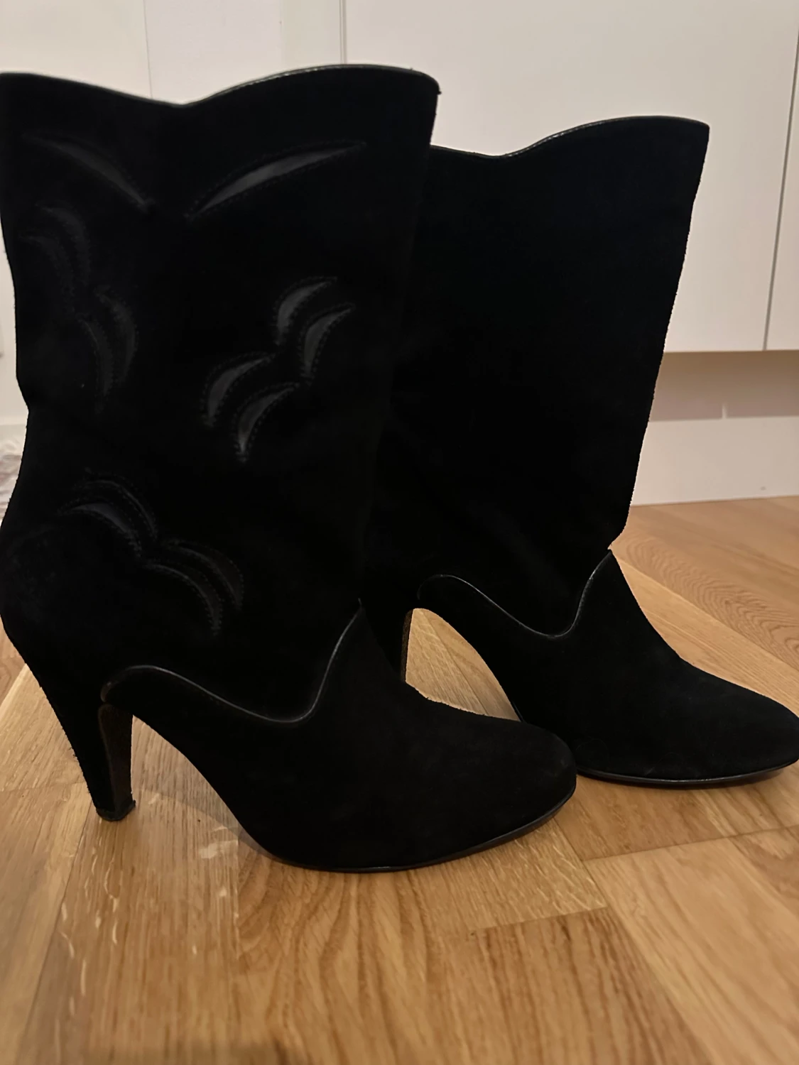 Svarta mocka boots med klack