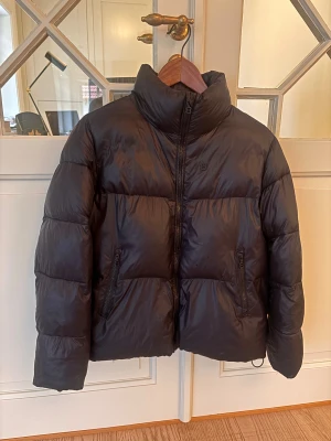 8848 Altitude skidjacka - Skidjacka från 8848 altitude i stl. 160. Finns 3 små slitningar samt söndrigt hänge (se bild), annars i bra skick.