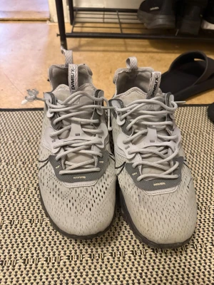Nike React grå  - Säljer ett par feta skor i storlek 43 de sitter väldigt bra på💯dem är väldigt varm och fluffiga insidan som passar väldigt bra inför vinter skorna❄️ ok skick🤩den säljs på grund att jag behöver pengar inför min resa🙌hör gärna av dig för frågor eller snabb affär👀✍️💬