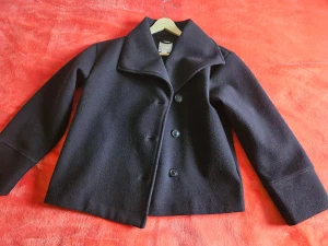 Kappa från Gina Tricot - Stilren svart rock med bred krage och tre knappar framtill. Str. 146-152
