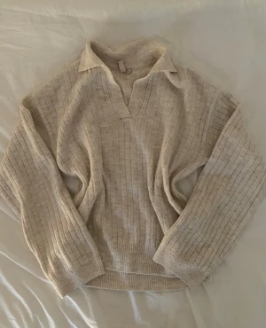 Beige ribbad stickad tröja från Nelly - Supermysig beige stickad tröja från Nelly! Köpte denna från Vinted men då den inte kommer till användning vill jag sälja den vidare, den tidigare ägaren har använt tröjan ett fåtal gånger. Kontakta mig gärna vid frågor! 