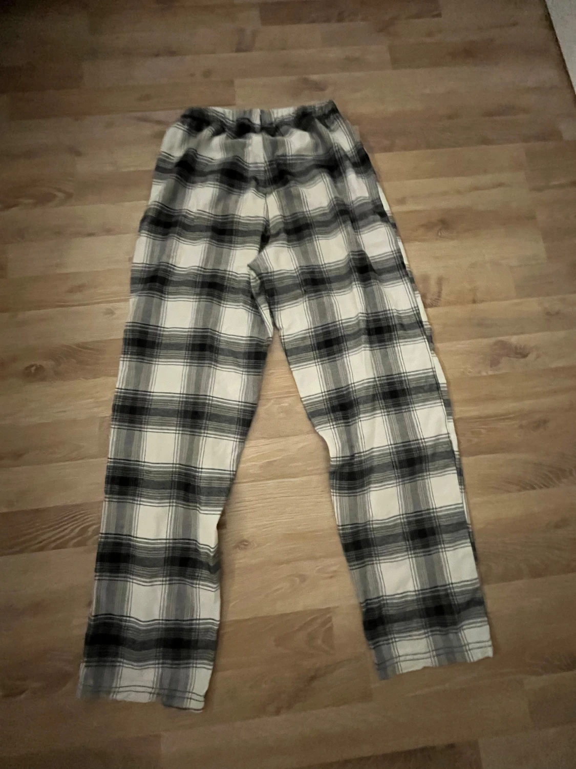 Rutig byxa från H&M i svartvitt - 1