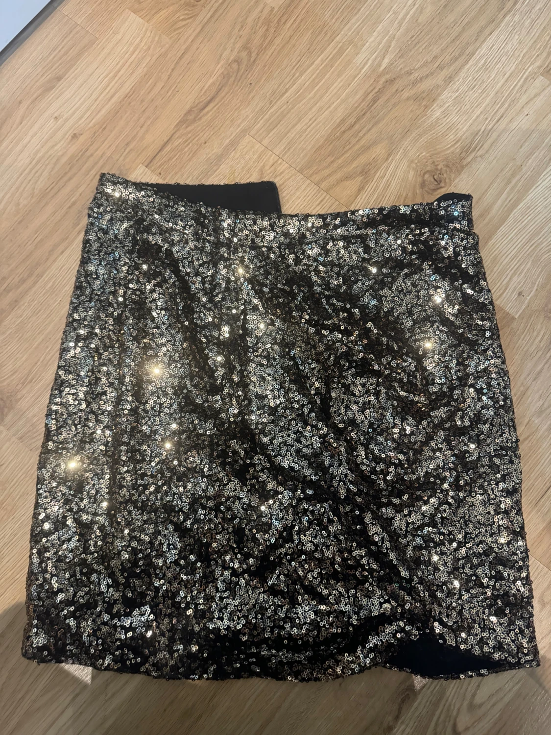 Glittrig svart minikjol från NLY Icon