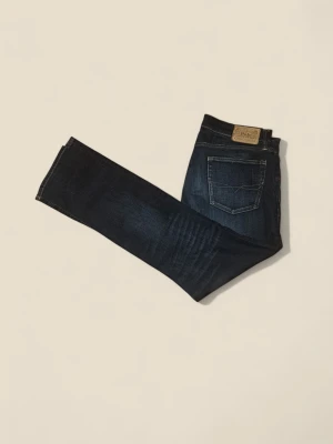 Mörkblå jeans från Polo Ralph Lauren - Snygga mörkblå jeans från Polo Ralph Lauren med klassisk femficksdesign och läderpatch bak i midjan. Jeansen har raka ben och subtila slitningar för en cool look. Perfekta för dig som gillar stilrena och tidlösa jeans. Nypris: 1999.   Mitt pris 599