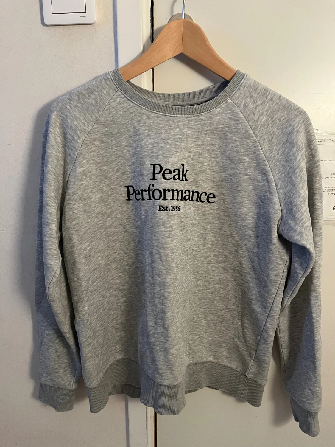 Grå sweatshirt från Peak Performance
