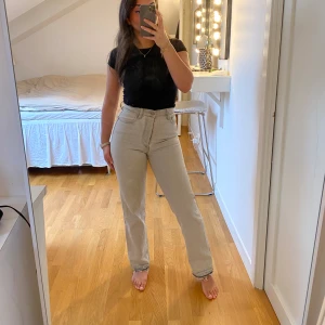 Levis jeans  - Säljer mina älskade Levis jeans, modell ribcage ankle men har sprättat upp därnere så dem ska bli längre. Så fin ljusgrå färg, ganska stretchiga och sitter som en smäck 🩶.