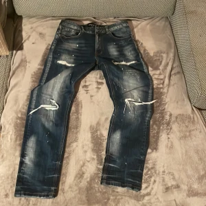 Supply & Demand blå jeans  - supply demand jeans. har haft på de 1 gång och aldrig använd sedan. jag säljer dem för att storleken e för stor och har byt stil