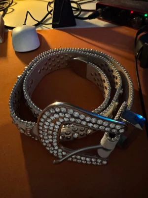 Tuttolente bälte  - Vitt Tuttolente bälte. B.B. Simon liknande. Ganska använt men i bra skick. 