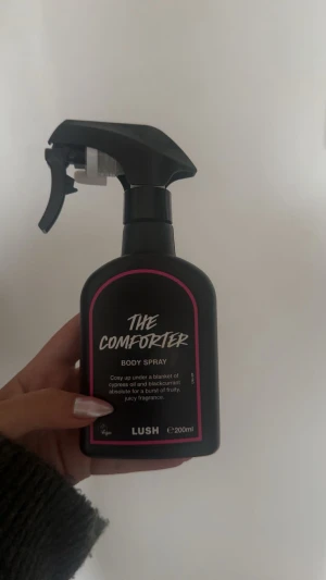 The Comforter Body Spray 200ml - Body spray med cypressolja och svartvinbärsextrakt för en fruktig, juicig känsla. Vegansk och perfekt för dig som vill ha något unikt och fräscht. Volym: 200ml. Produkten är i princip helt ny, sprayat 1 gång och ångrade köpet!