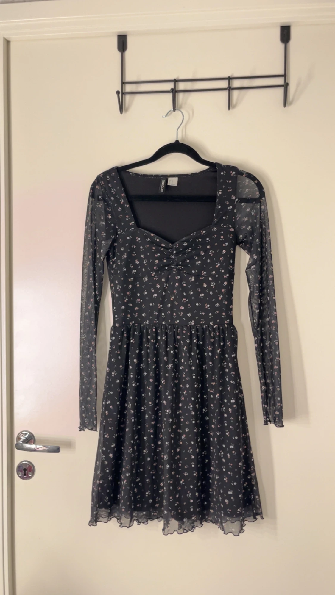 Svart blommig klänning H&M