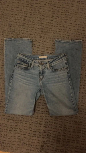 Levi's Superlow Boot jeans ljusblå 25 - Ljusblå Levi's Superlow Boot jeans. Kostar från början ca 900 kronor, pris kan diskuteras.
